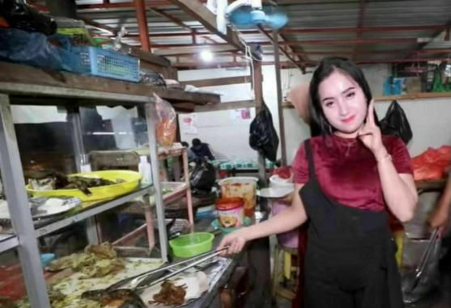 Penjual Bebek Goreng di Surabaya Ini Punya Paras Cantik