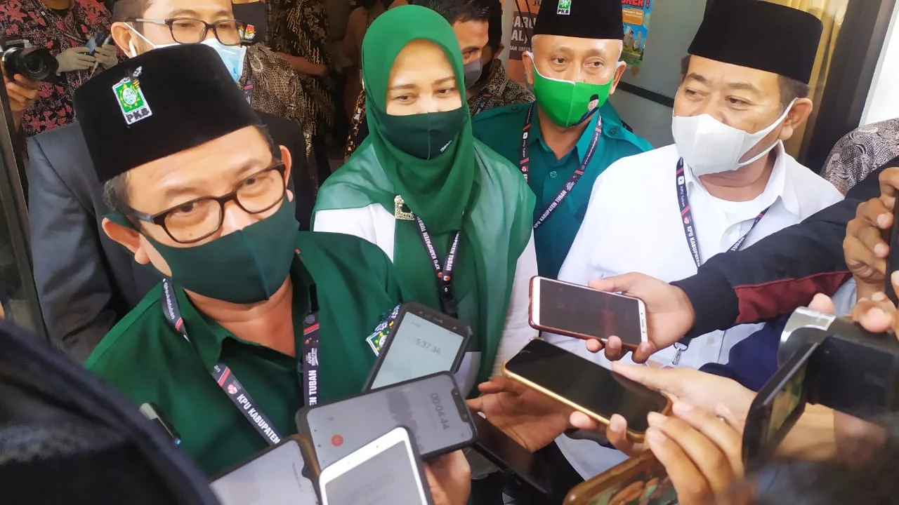 Setelah Terima Rekom Dari PKB, Pasangan Mbak Ana Dan De Anwar Langsung Daftarkan Diri ke KPU