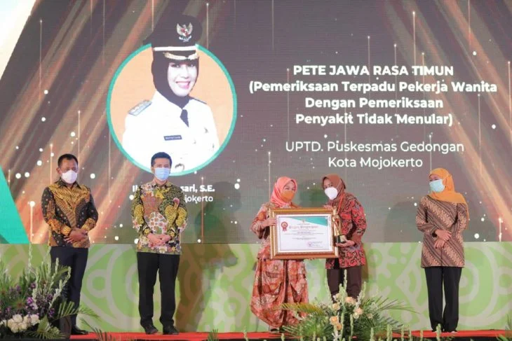 Wali Kota Mojokerto Ika Puspitasari Sabet Dua Penghargaan Bergengsi Pada Peringatan HKN