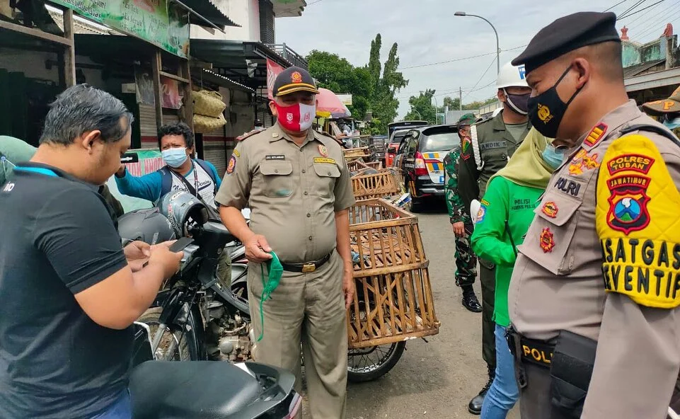 Puluhan Pelanggar Protokol Kesehatan Terjaring Razia Tim Gabungan di Empat Titik Keramian Tuban