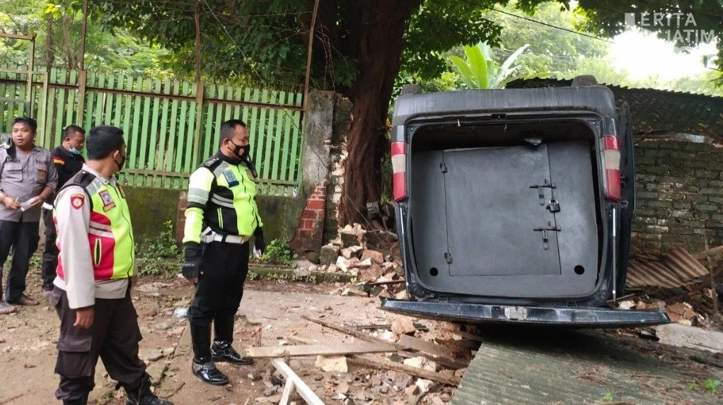 Mobil Pengangkut Uang ATM Terbalik Usai Tabrak Pengendara Motor, Satu Orang Tewas