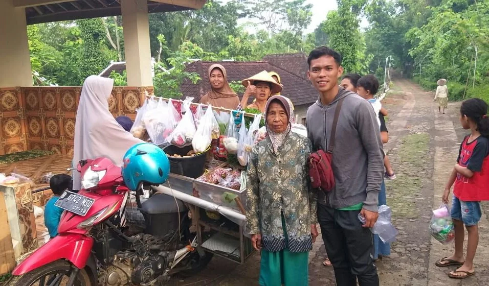 Diterpa Pandemi, Gelandang Andalan Persatu Beralih Jadi Penjual Sayur Keliling