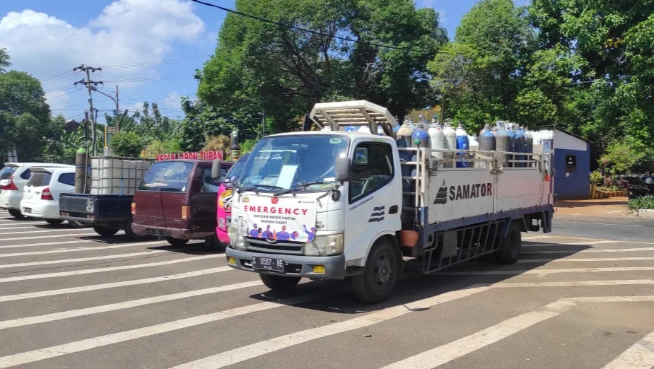 Antre Dari Pagi Hingga Siang Demi Isi Ulang Tabung Oksigen di Tuban