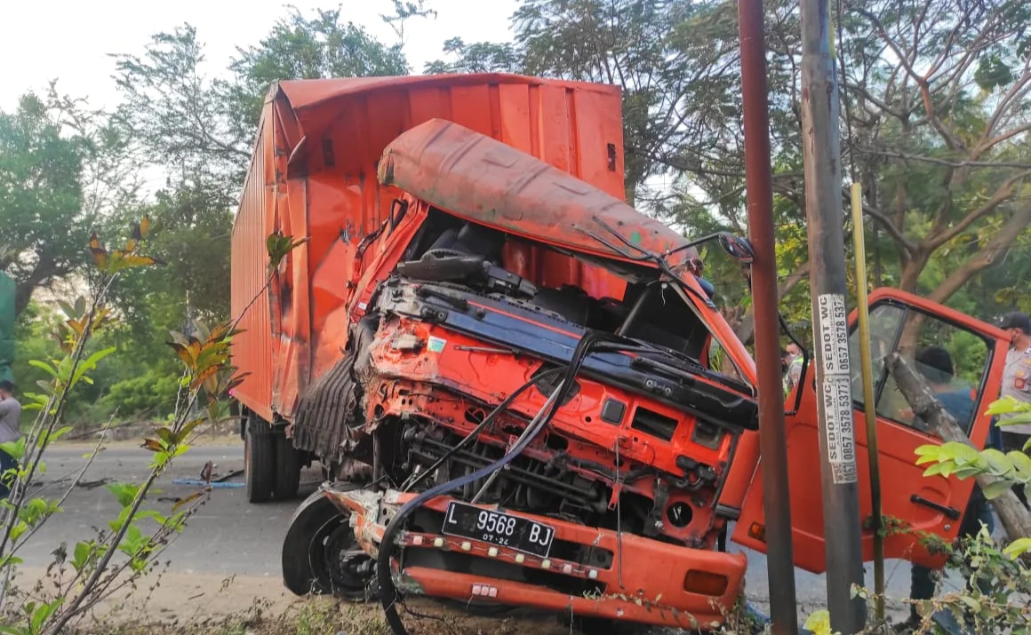 Truk Box Ringsek Setelah Tabrak Truk Gandeng, Diduga Sopir Mengantuk