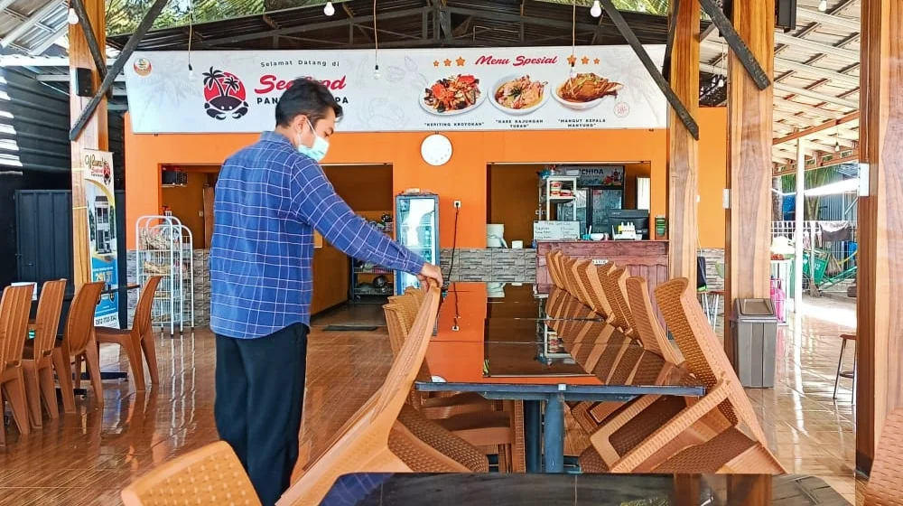 Besar Pasak Dari Tiang, Pengusaha Restoran di Tuban Ubah Sistem Kerja Sebagai Strategi Bertahan