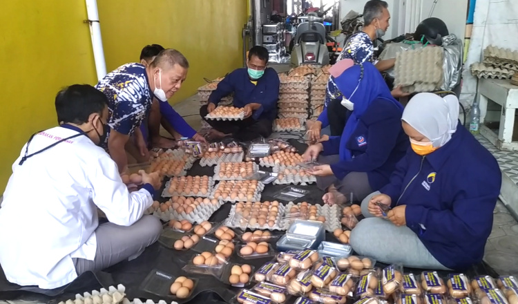 Sisihkan Gajinya, Anggota DPRD Tuban Salurkan 1 Ton Telur untuk Warga Terdampak Covid-19