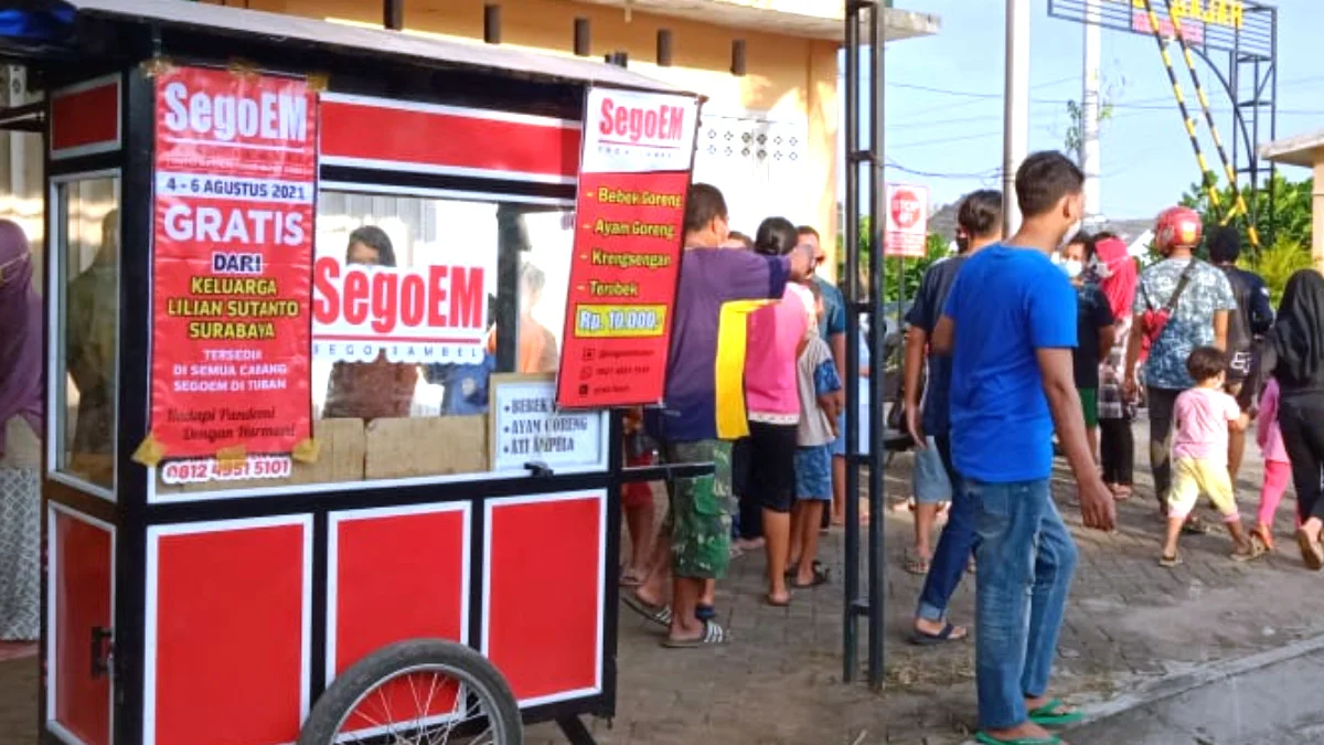 Dampak PPKM, Warga Surabaya Bagikan Nasi untuk Masyarakat Tuban