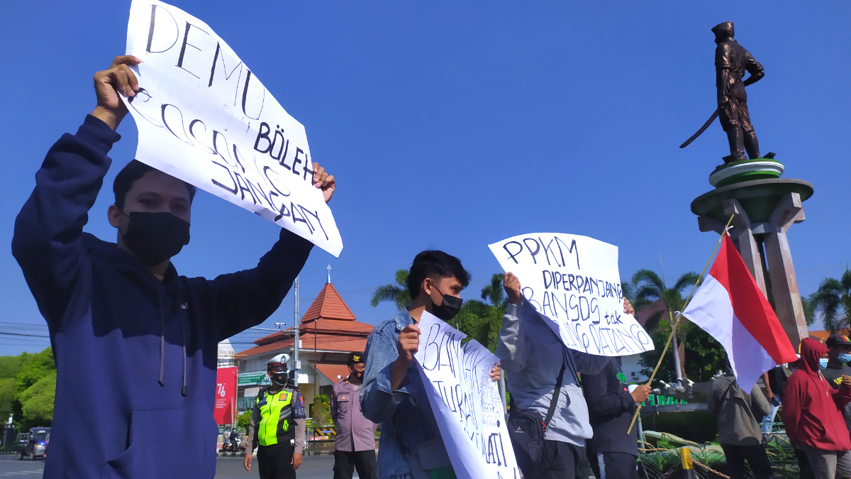 Puluhan Mahasiswa Demo di Bundaran Patung Tuban, Tuntut DPRD Klarifikasi Raker ke Jogja