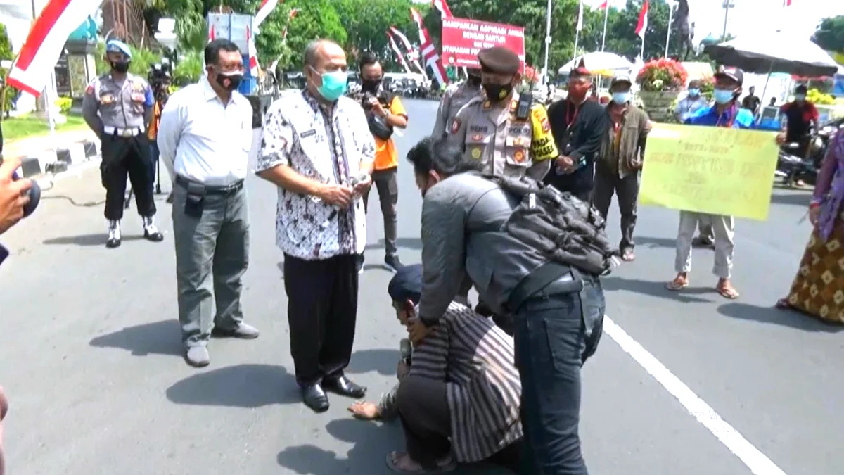 Rela Sujud di Kaki Ka Disparbudpora, Seniman Tuban Memohon Agar Diberi Izin Pentas