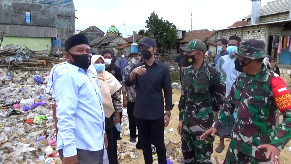 Tumpukan Sampah di Pantai Utara Tuban, Bupati: Tungku Pembakar Jadi Solusi