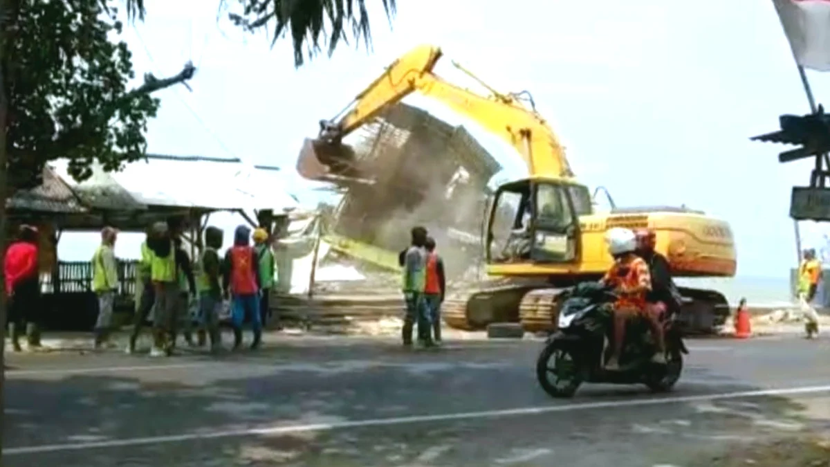 Langgar Kesepakatan, Proyek Penanganan Longsor di Jalur Pantura Tuban Robohkan Warung Warga