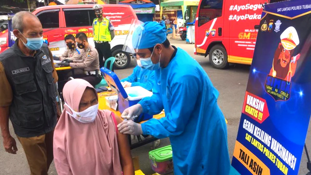 Sasar Tunawisma, Vaksinasi Mobile Satlantas Polres Tuban Juga Bagikan Sembako