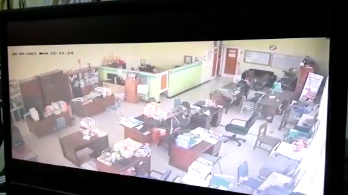 Terekam CCTV, Pria Penjual Madu Gondol HP dan Laptop di Diskoperindag Tuban