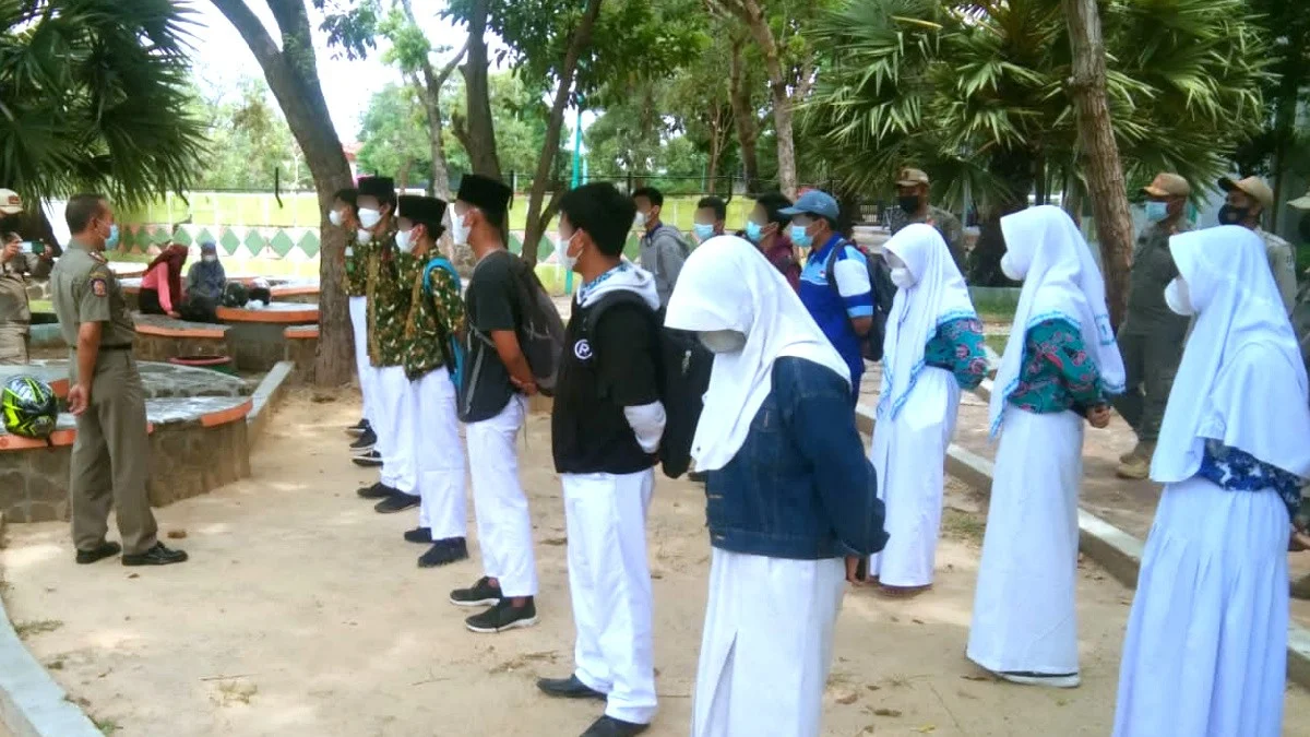 Asyik Nongkrong di Cafe, Puluhan Pelajar di Tuban Dihadiahi Sanksi Push Up