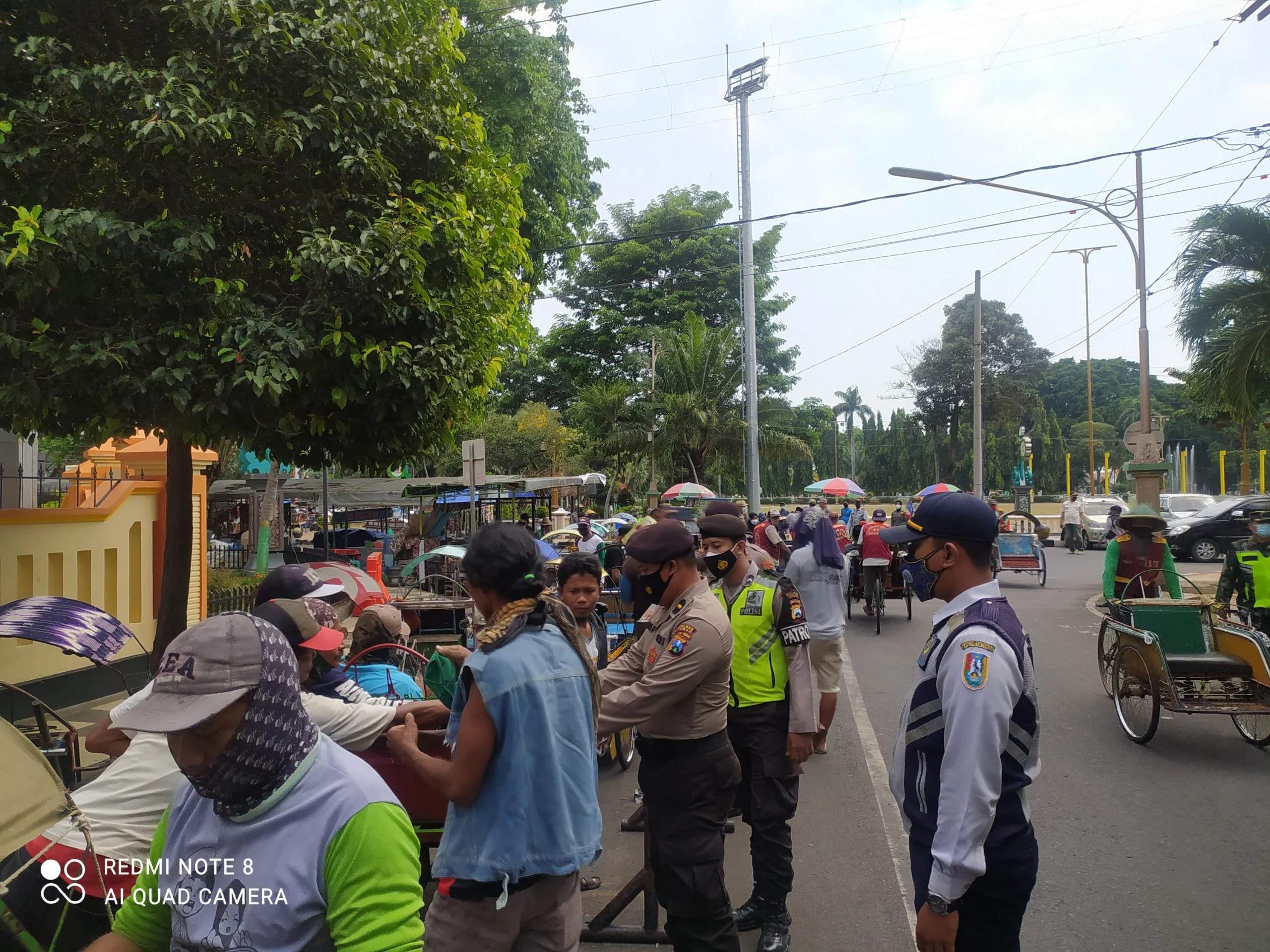 Petugas Gabungan Tertibkan Abang Becak dan Pengunjung Sunan Bonang Tuban