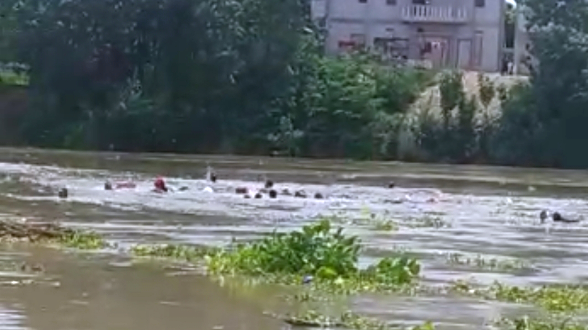 Perahu Penyerangan Sungai Bengawan Solo Terguling, Belasan Orang Penumpang Hanyut