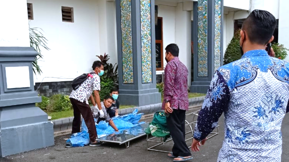 Diduga Tanpa APD, Teknisi AC Tewas Usai Terjatuh Bebas Dari Lantai 3 Gedung Pemkab Tuban