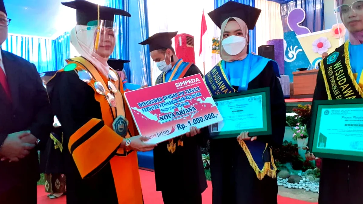 Terapkan Prokes Ketat, 364 Mahasiswa Unirow Diwisuda