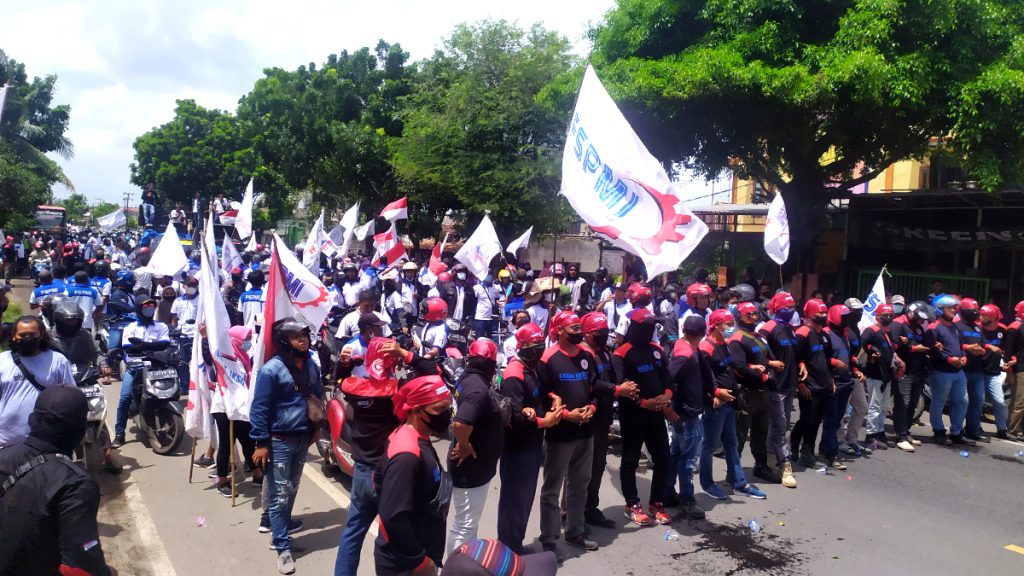 Ribuan Buruh Blokade Jalan Nasional, Jalur Pantura Tuban-Semarang Lumpuh Total