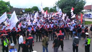 Cerita Supir Truk Terjebak Macet Akibat Demo Buruh PT IKSG yang Blokade Jalur Pantura Tuban