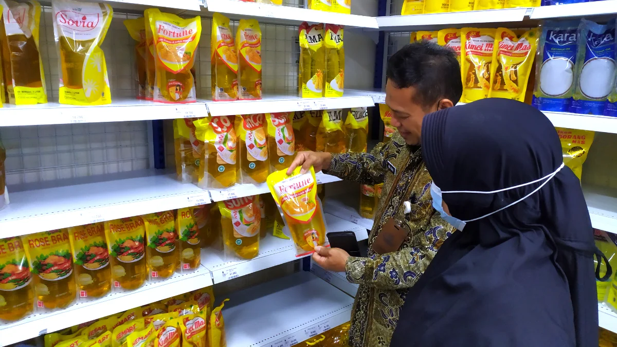 Pemerintah Tetapkan Harga Minyak Goreng 14 Ribu Per Liter, Swalayan di Tuban Masih Pakai Harga Lama