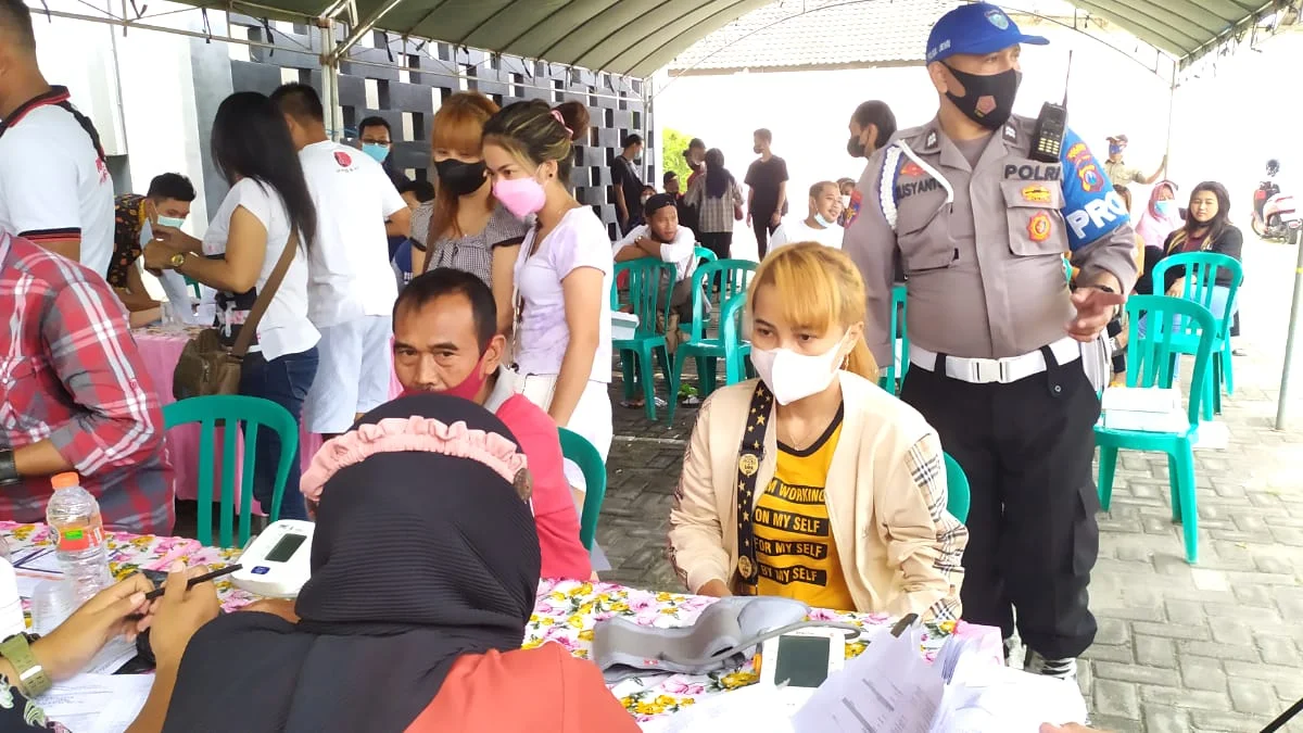 Sasar Tempat Hiburan Malam, Puluhan Pemandu Lagu di Tuban Antusias Ikuti Vaksinasi