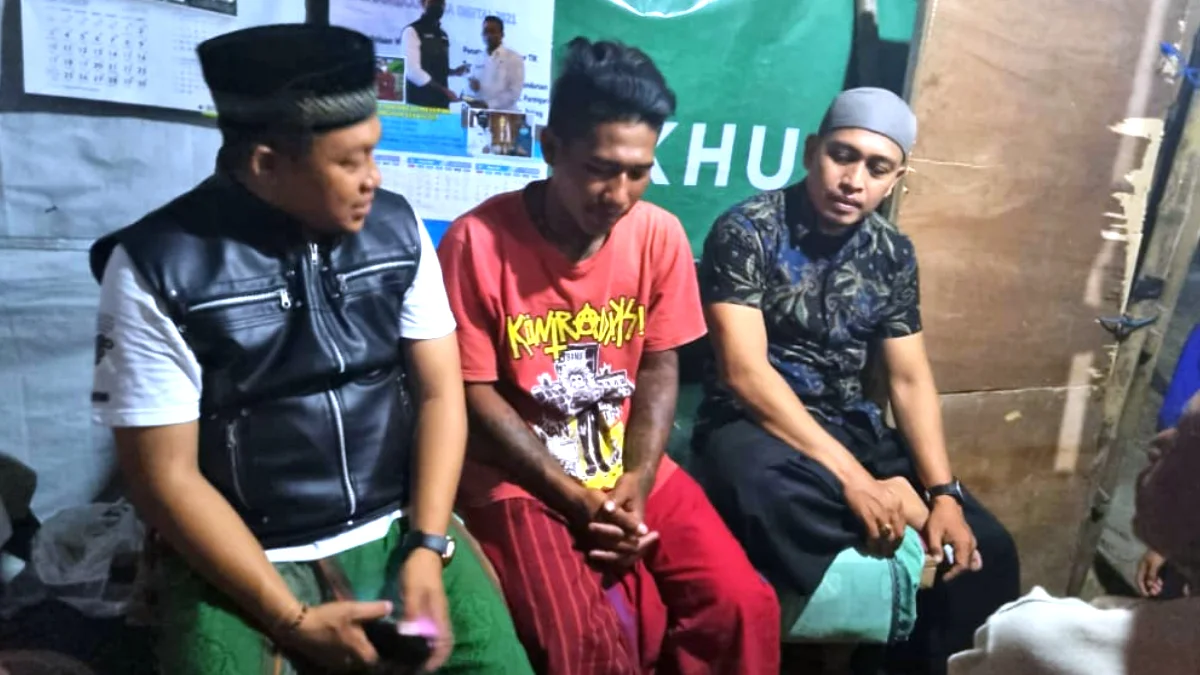 Pastikan Kondisi Korban Kapal Tenggelam, Kades Socorejo Jenu Beri Santunan