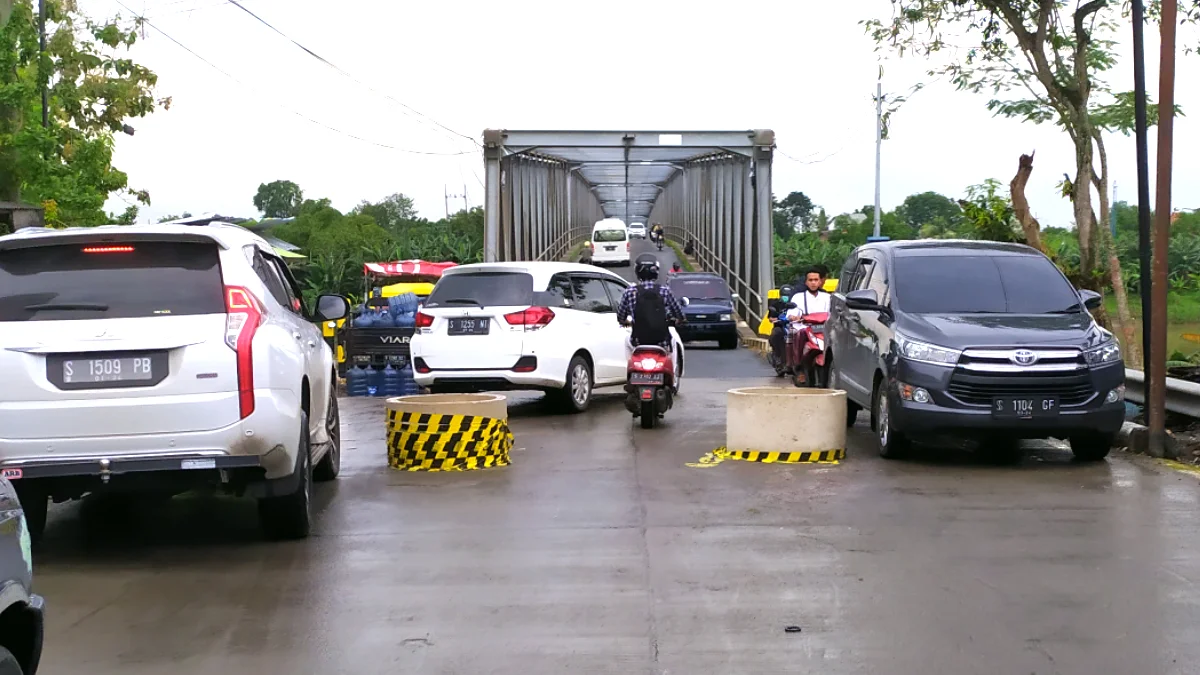 Belum Genap Sebulan, Jembatan Glendeng Tuban-Bojonegoro Retak Lagi