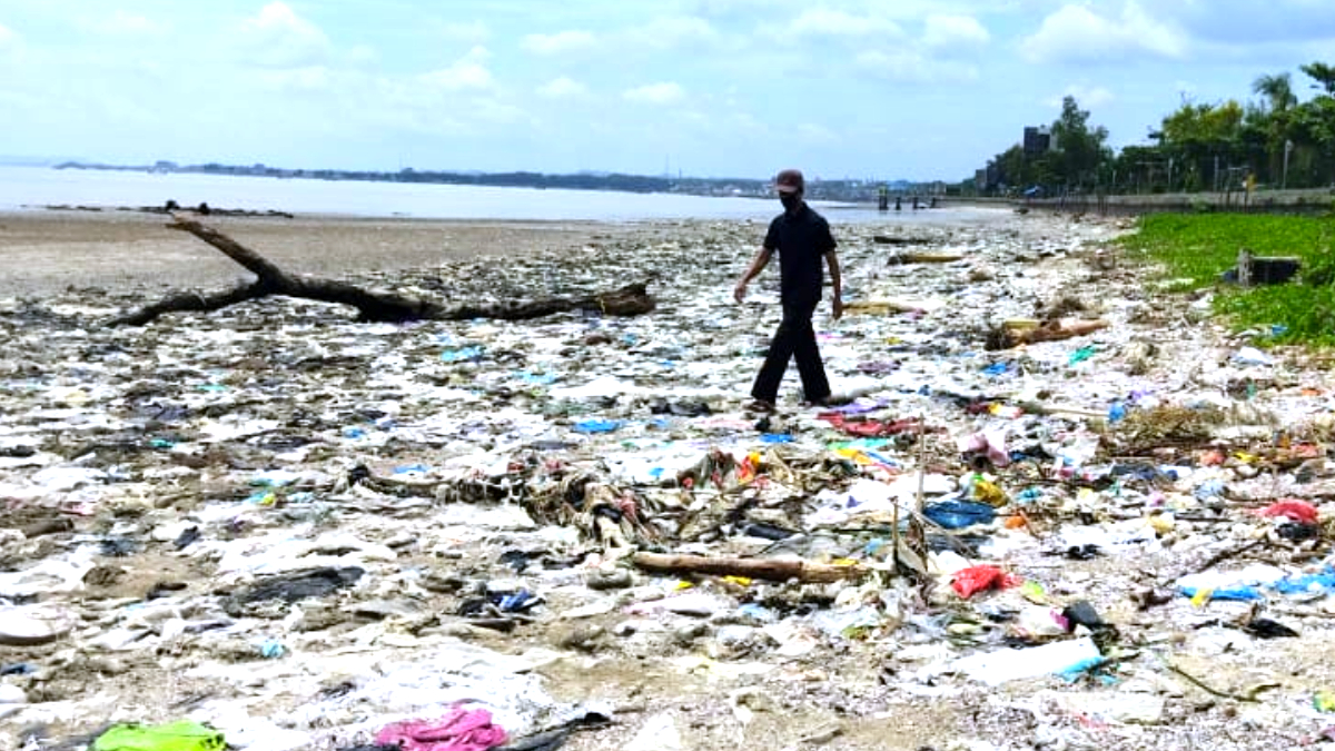 Bau Tak Sedap dari Hamparan Sampah Padati Pesisir Pantai Dekat Jantung Kota Tuban