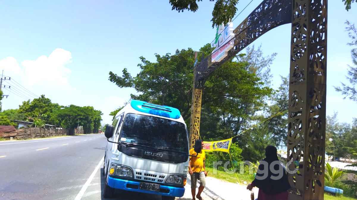 Pantai Semilir Diblokir, Sejumlah Wisatawan Terpaksa Putar Balik