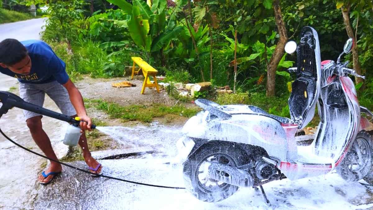 Usaha Cuci Motor Banjir Pengunjung Saat Musim Hujan, Omsetnya Naik Dua Kali Lipat