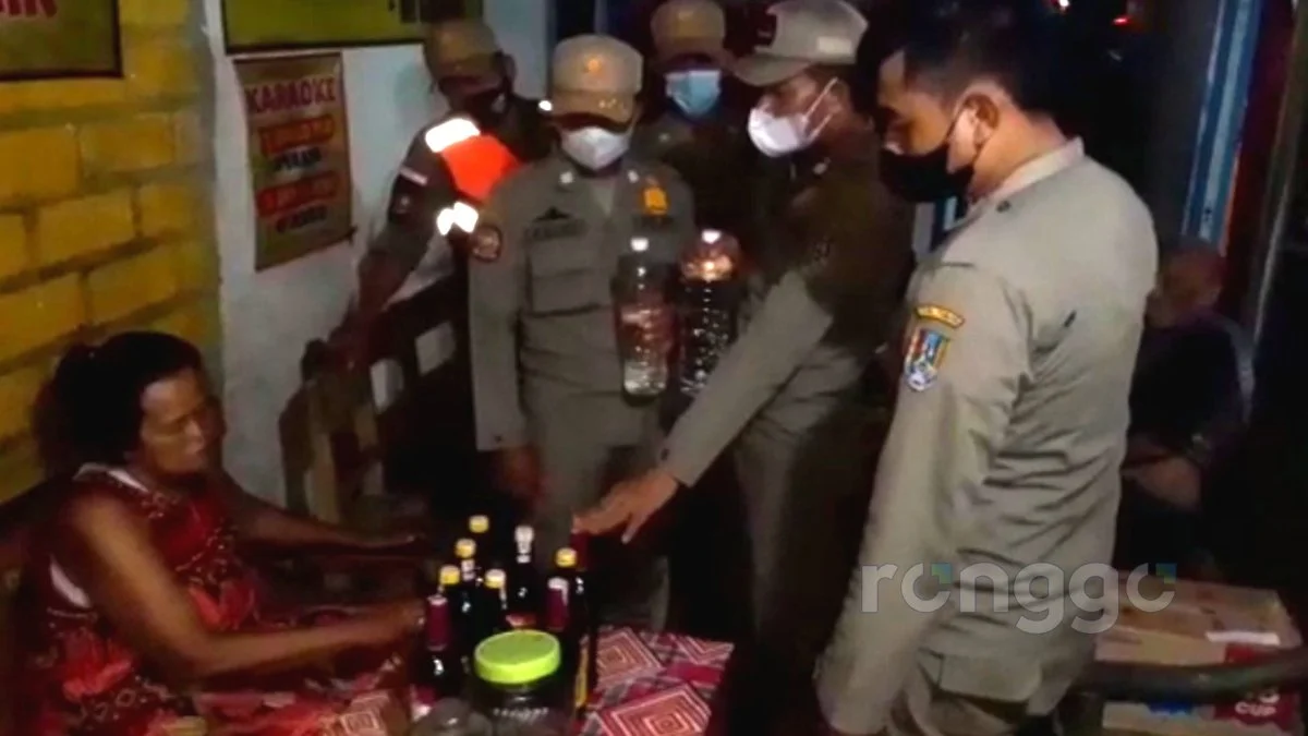 Jelang Ramadan, Satpol-PP Grebek Warung Penyedia Miras di Gesing Tuban