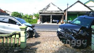 Pajero dan Avanza Adu Banteng di Tuban, 11 Penumpang Dilarikan ke Rumah Sakit