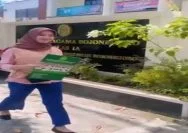 Bawa Akte Cerai Sambil Tersenyum, Perempuan Muda di Bojonegoro Viral