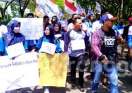 Buntut 33 Buruh di PHK Sepihak, Ribuan Massa FSPMI Gruduk PT IKSG Tuban