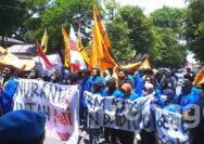 Ratusan Mahasiswa Demo DPRD Bojonegoro, Tuntut Pemberantasan Mafia BBM