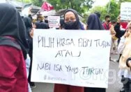 Sejumlah Poster Warnai Aksi Demo Mahasiswa Bojonegoro, Pilih Harga BBM Turun atau Nabi Isa yang Turun