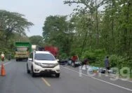 Truk Gandeng Kecelakaan Tunggal di Tuban, Muatan Besi Tumpah di Jalan