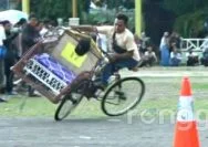 Puluhan Abang Becak di Tuban Adu Skill, Berebut Hadiah Kambing di Ajang To-Best