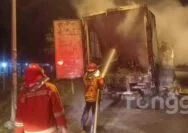 Truk Kontainer Bermuatan Pembalut Wanita Terbakar di Tuban