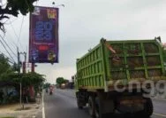 Papan Reklame Diduga Milik Diskopumdag Tuban Menjorok ke Badan Jalan