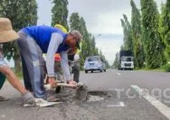 Siswi SMP Meninggal Akibat Laka, Warga Patungan Perbaiki Jalan Soetta Tuban