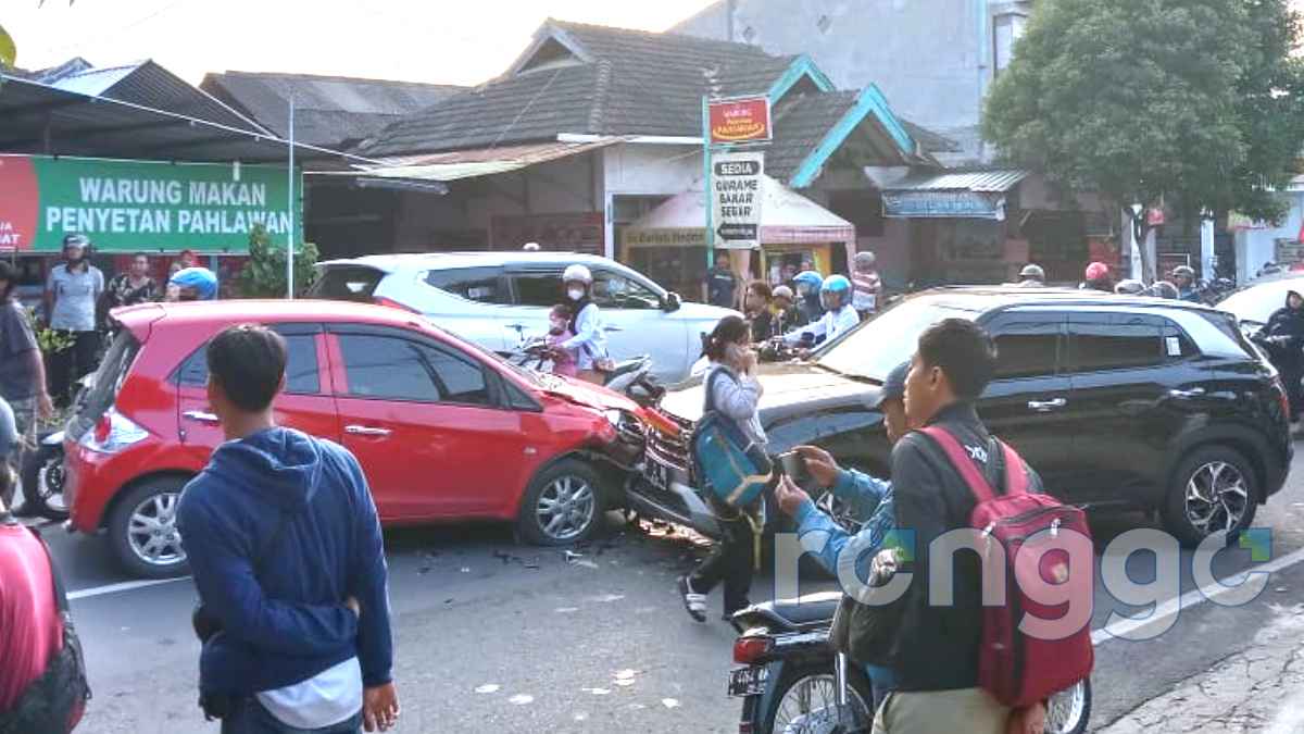 Kecelakaan Beruntun Libatkan 2 Mobil dan 2 Motor di Jalan Pahlawan Tuban
