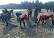 Ciptakan Rasa Nyaman Bagi Pengunjung, Warga dan TNI Bersihkan Pantai Cemara Tuban