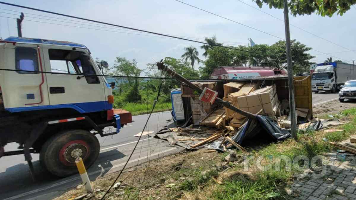 Tiga Kendaraan Terlibat Kecelakaan di Tuban, Dua Orang Dilarikan ke Rumah Sakit
