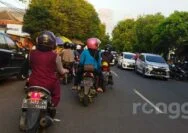 Berburu Takjil, Kendaraan Roda 4 Picu Arus Lalu Lintas Jalan Sunan Kalijaga Tuban Tersendat