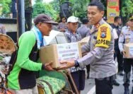 Polres Tuban Bagikan Paket Sembako Kepada Abang Becak di Momen Ramadhan