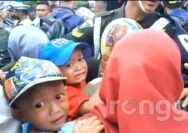 Jadi Kabupaten Miskin, Warga di Tuban Rela Berdesak-desakan Demi Dapat Sembako Presiden Jokowi