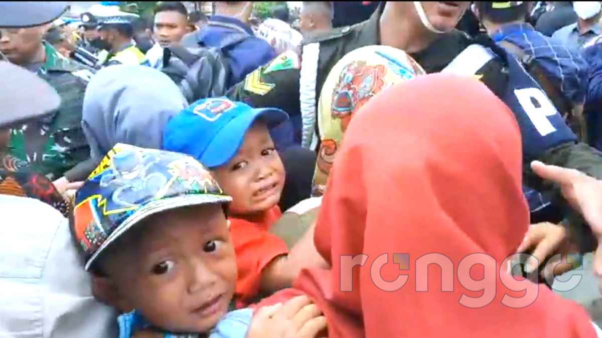 Jadi Kabupaten Miskin, Warga di Tuban Rela Berdesak-desakan Demi Dapat Sembako Presiden Jokowi