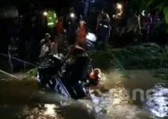 Mobil Terjun ke Sungai Usai Terobos Banjir, Kakak Beradik di Tuban Meregang Nyawa